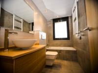 master bathroom and tub - Ballard & Mensua
