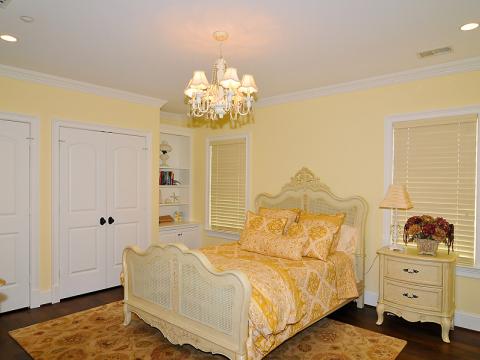 Cheerful yellow bedroom for the final Sugarland Lane project