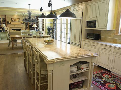 Farmhouse style kitchen with offwhite cabinets and dark accessories
