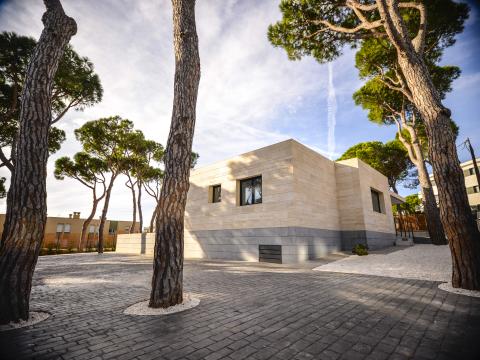 modern villa exterior view - Ballard & Mensua