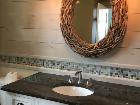 hall bathroom with natural mirror - shore house - karminski project