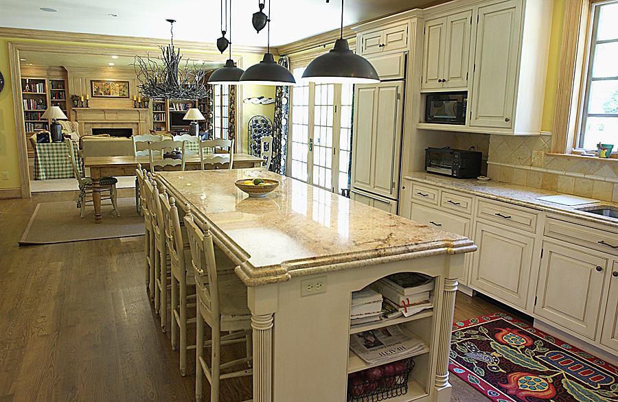 Farmhouse style kitchen with offwhite cabinets and dark accessories