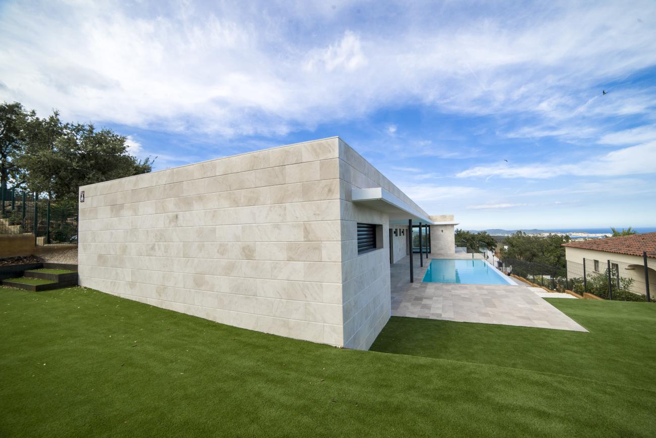 rear right view with swimming pool - Costa Brava Overlook - Ballard & Mensua Architecture