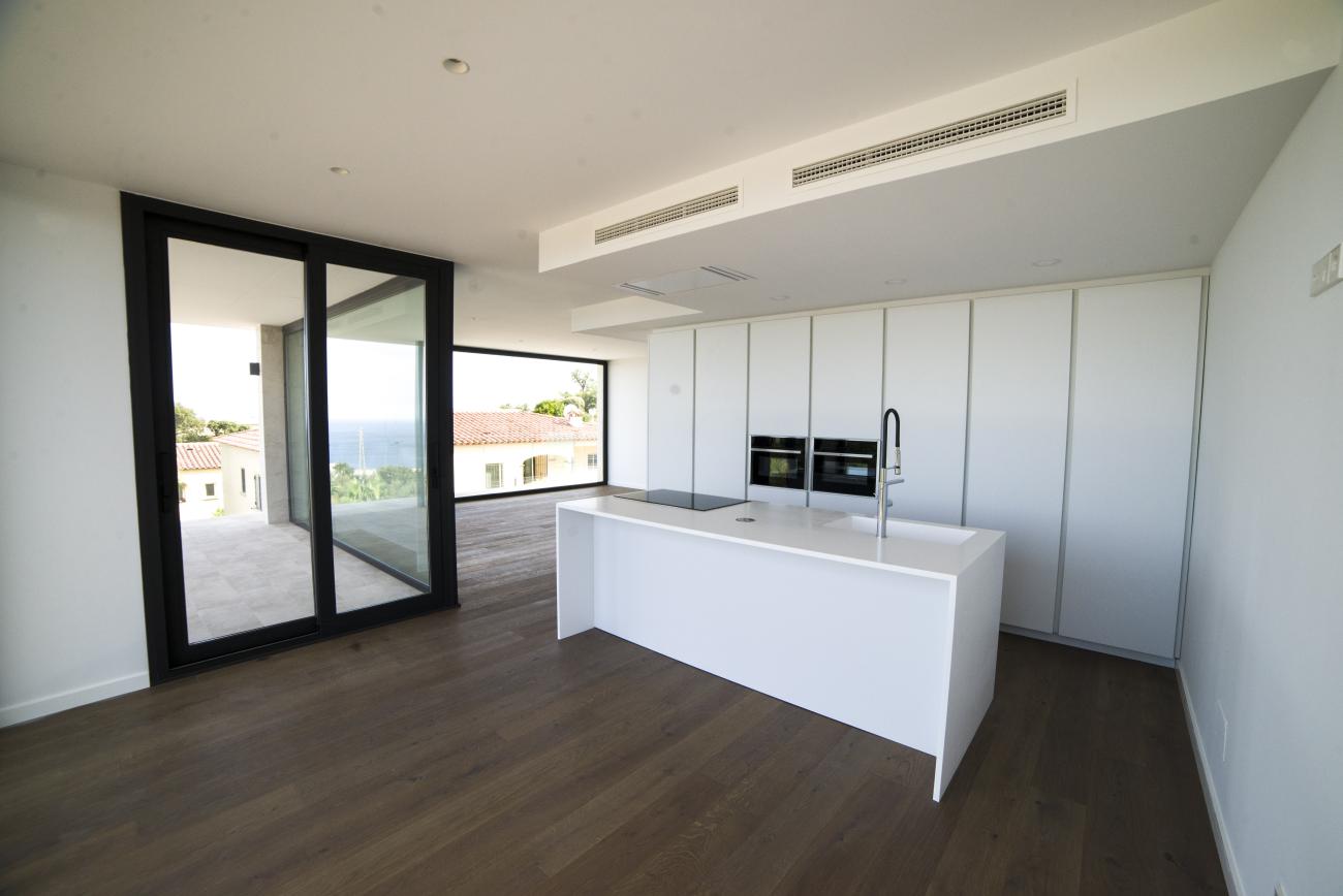 floor to ceiling glass kitchen - Costa Brava Overlook - Ballard & Mensua Architecture
