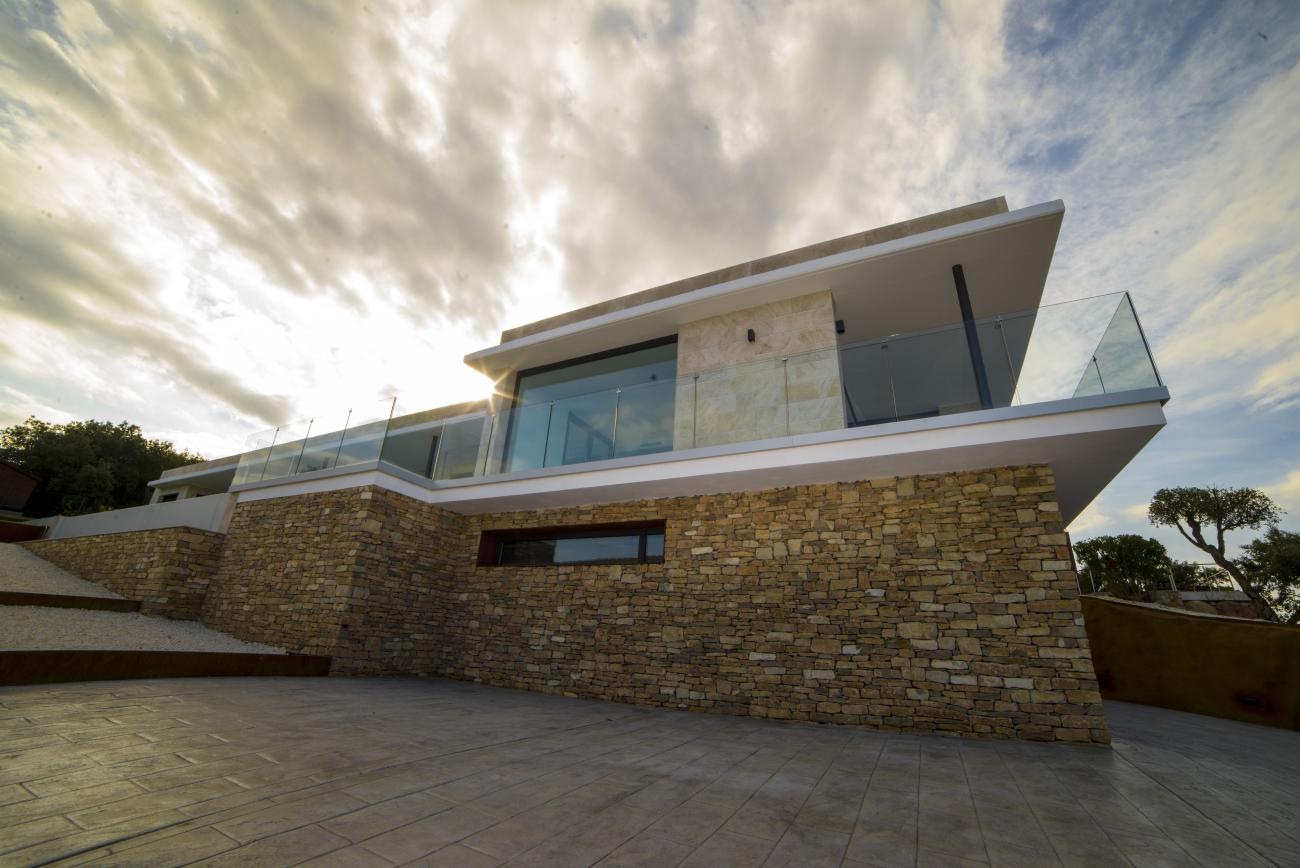 side view of second floor glass - Costa Brava Overlook - Ballard & Mensua Architecture