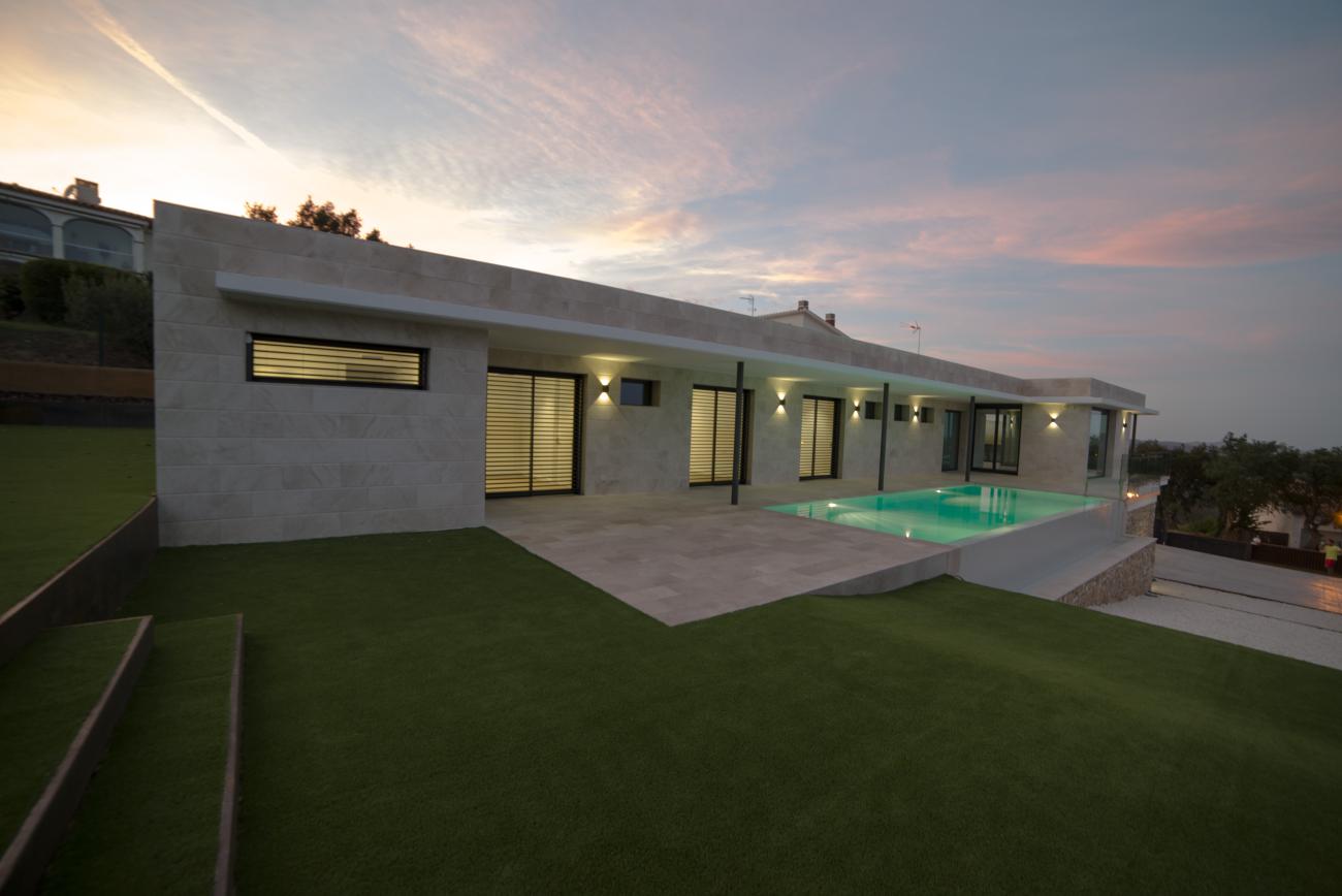 back yard and pool at sunset - Costa Brava Overlook - Ballard & Mensua Architecture