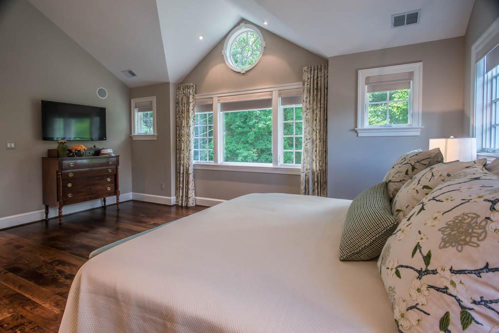 master bedroom with reverse gable - McLean waterfront - Graham project