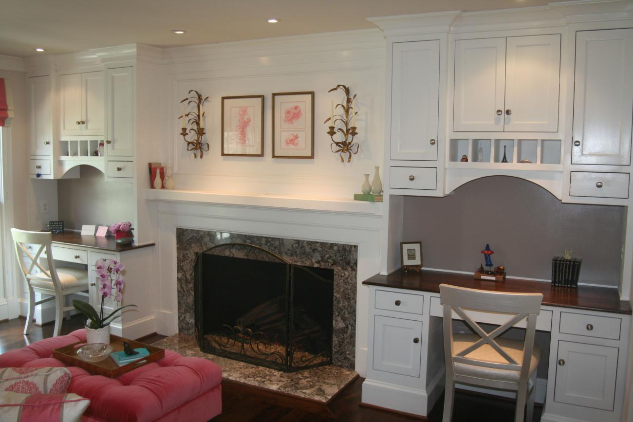 study with fireplace and built-ins - McLean waterfront - Graham project