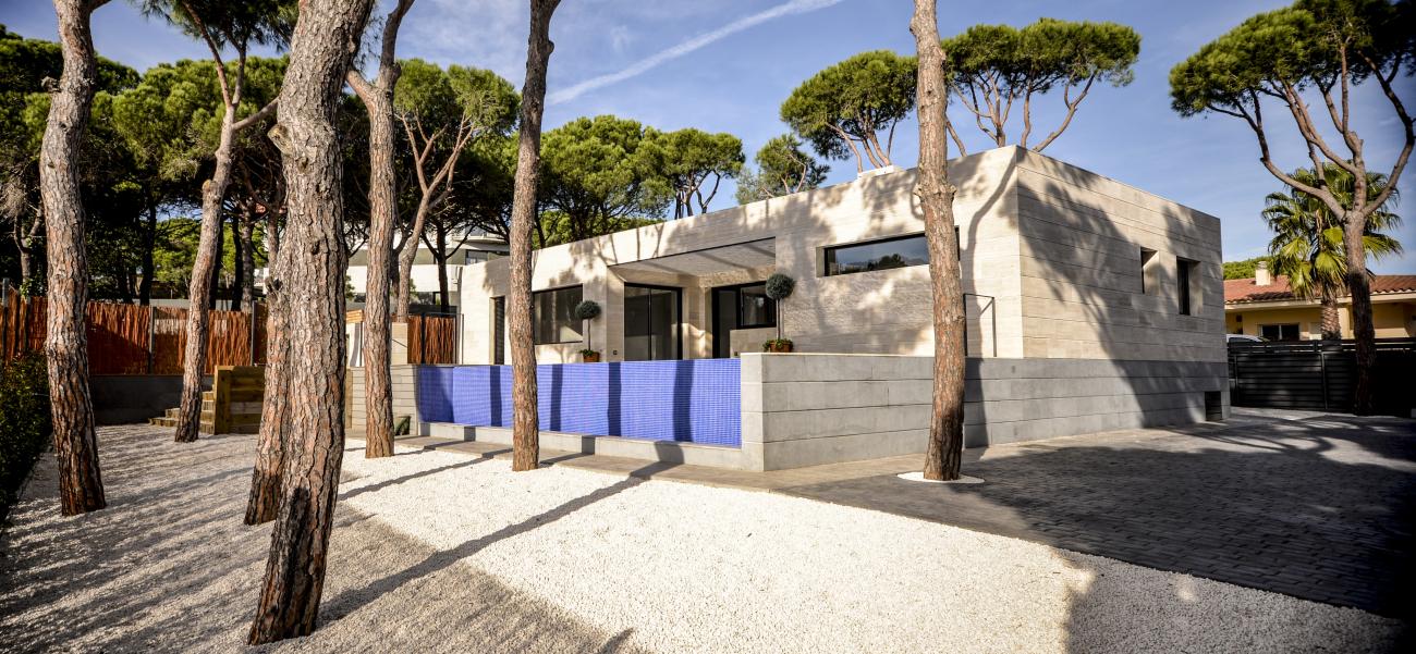 backyard detail with bright blue fence - Ballard & Mensua