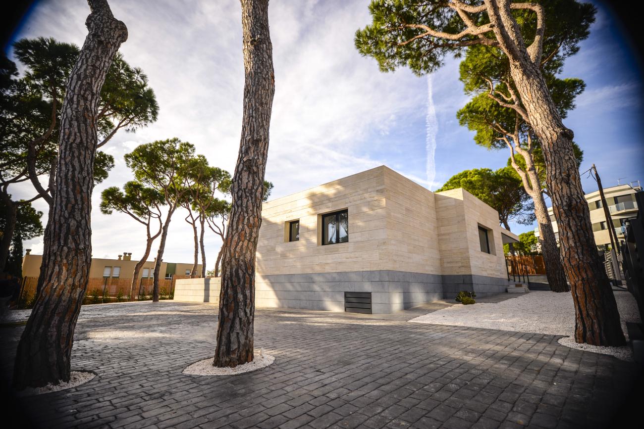 modern villa exterior view - Ballard & Mensua