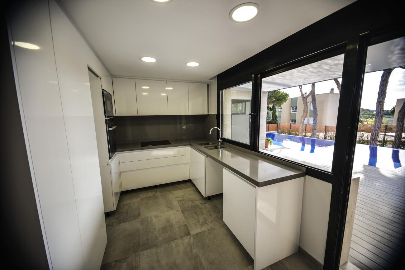 modern and clean kitchen - Ballard & Mensua