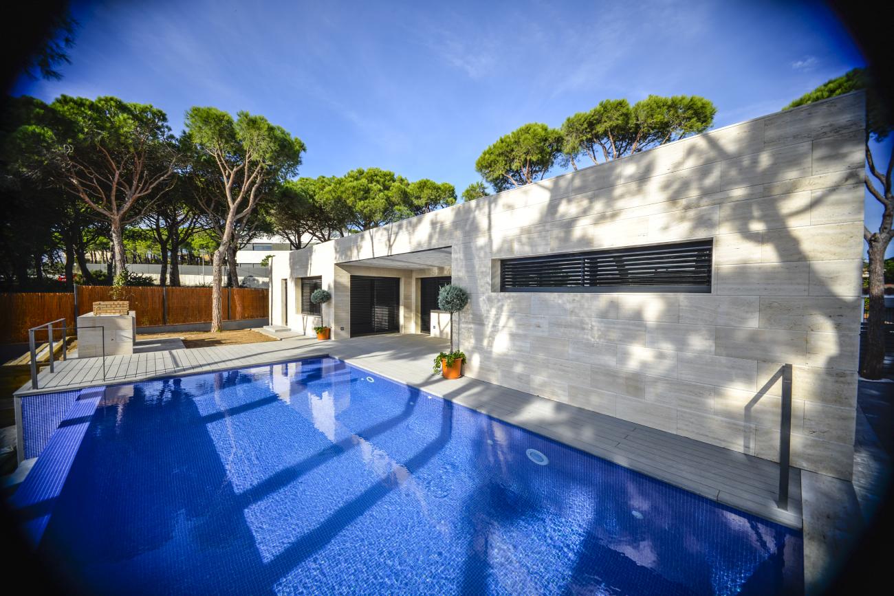 private backyard pool and poolhouse - Ballard & Mensua