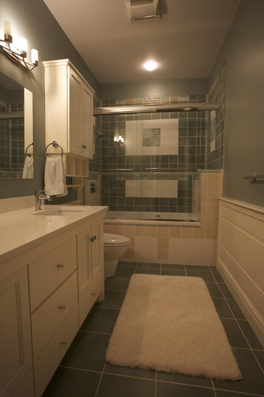 Carr project - nautical New England waterfront home - cosy hall bathroom